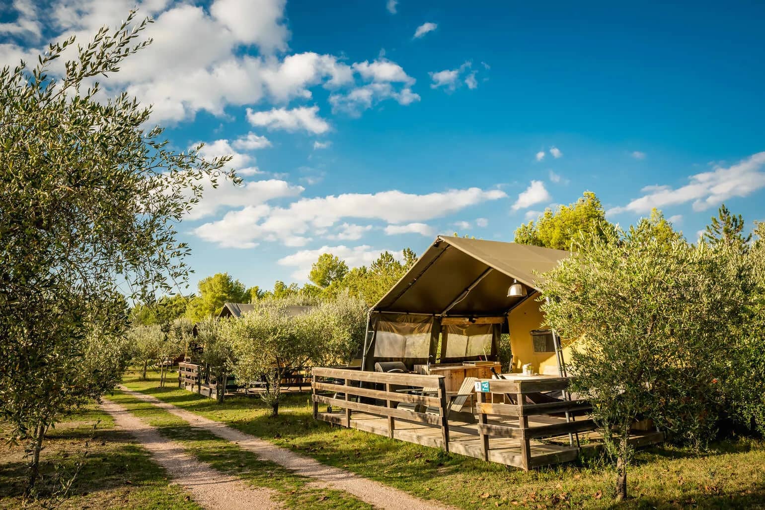 Lodge im Grünen auf Camping Pian di Boccio