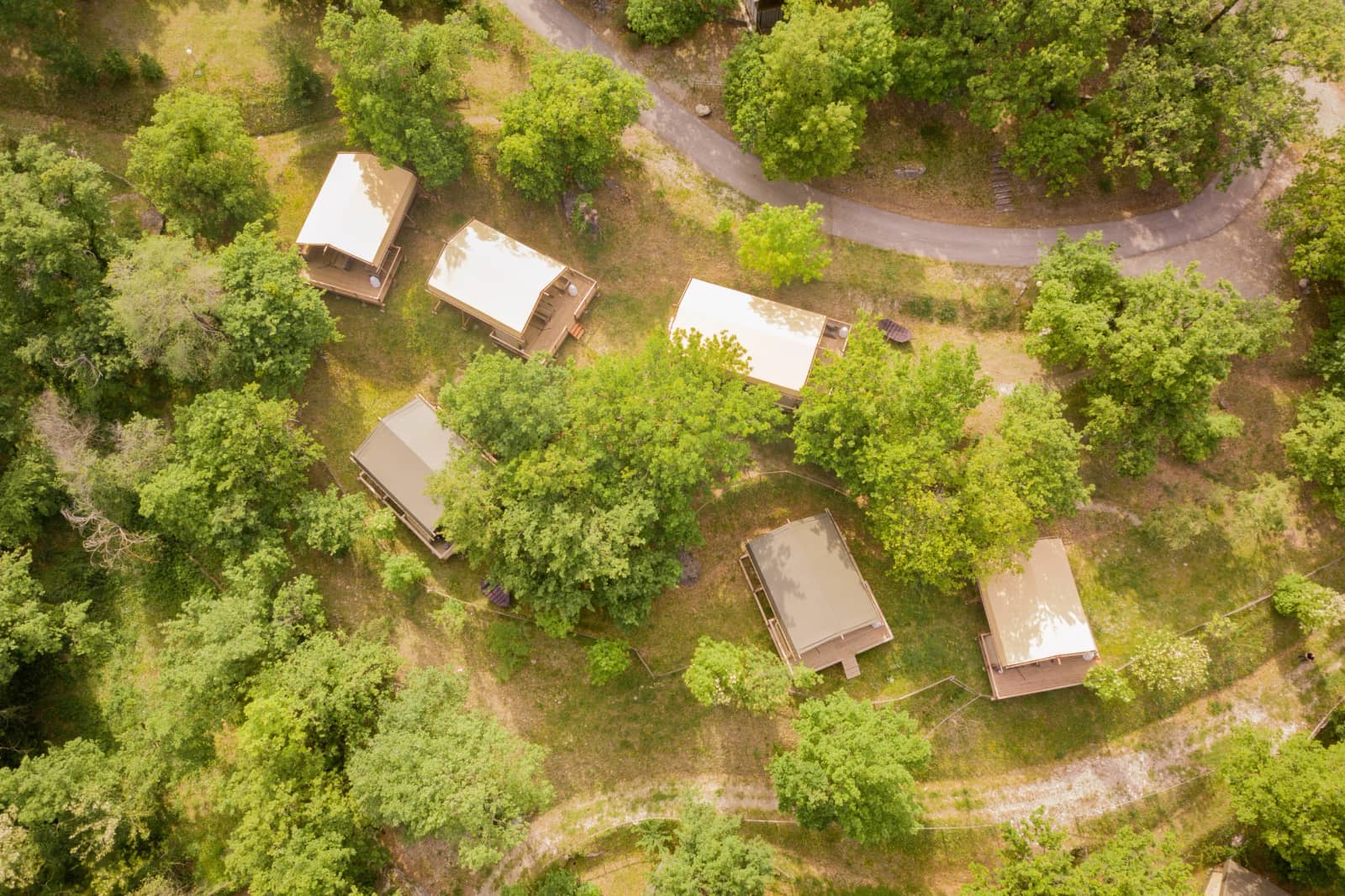 Lodges zwischen den Bäumen auf Centro Vacanze San Marino