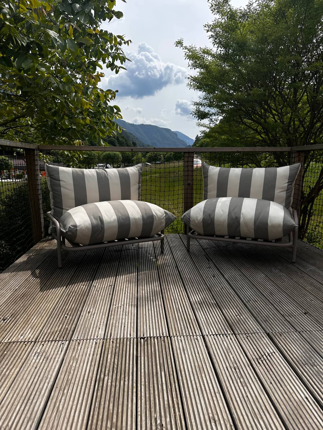 Terrasse der Big Oak Lodge XS mit zwei Liegestühlen und Blick auf die Berge