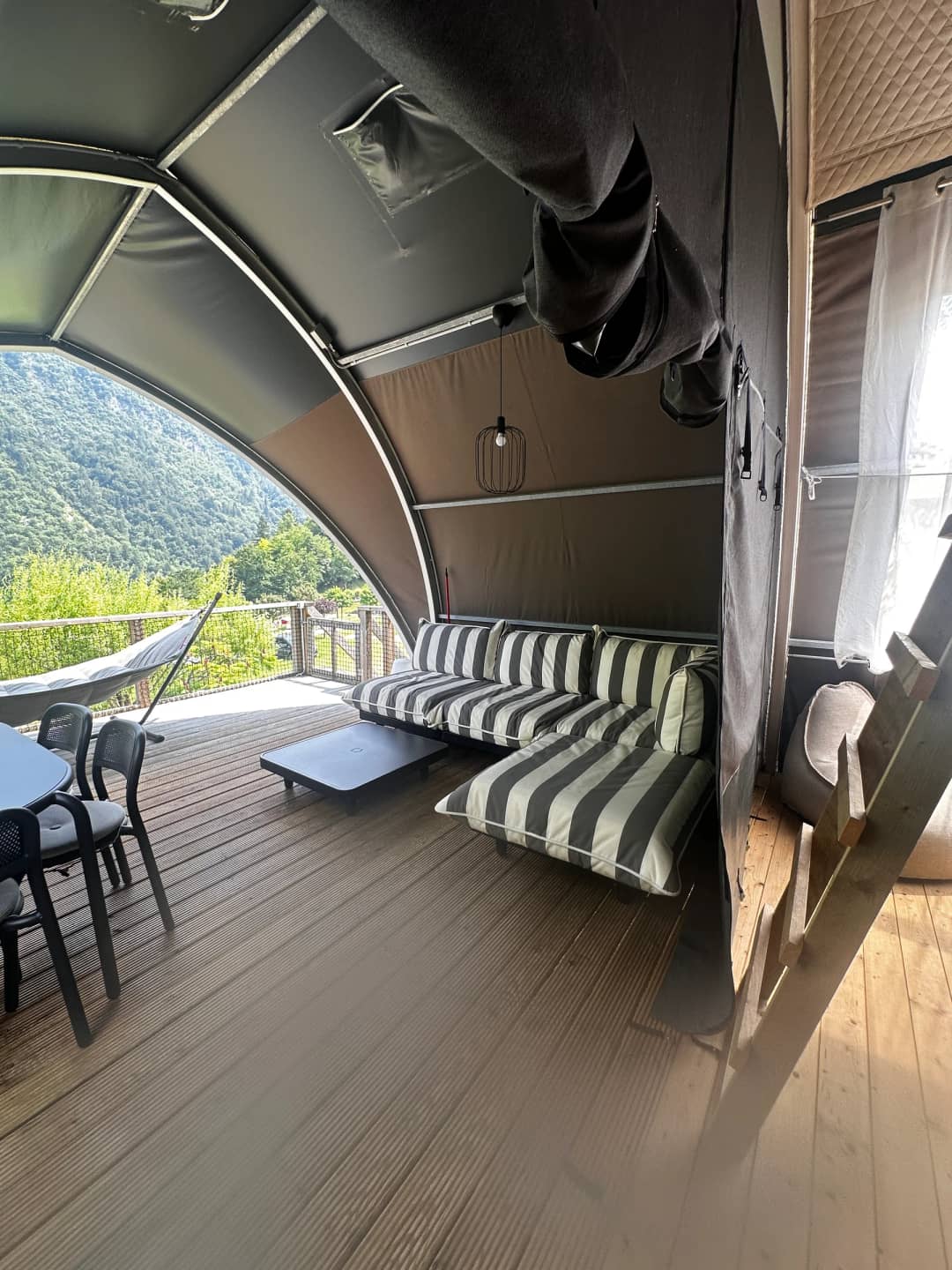 Das Innere der Big Oak Lodge XL mit Sitzecke und Blick auf die Berge