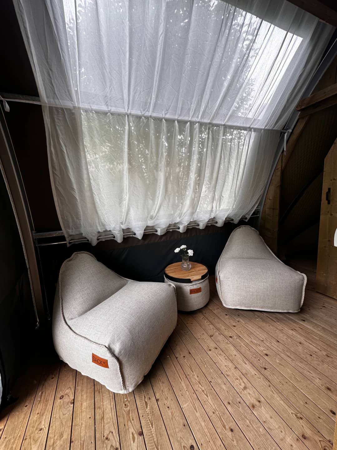 Helle Sitzecke mit Beistelltisch in der Big Oak Lodge XS