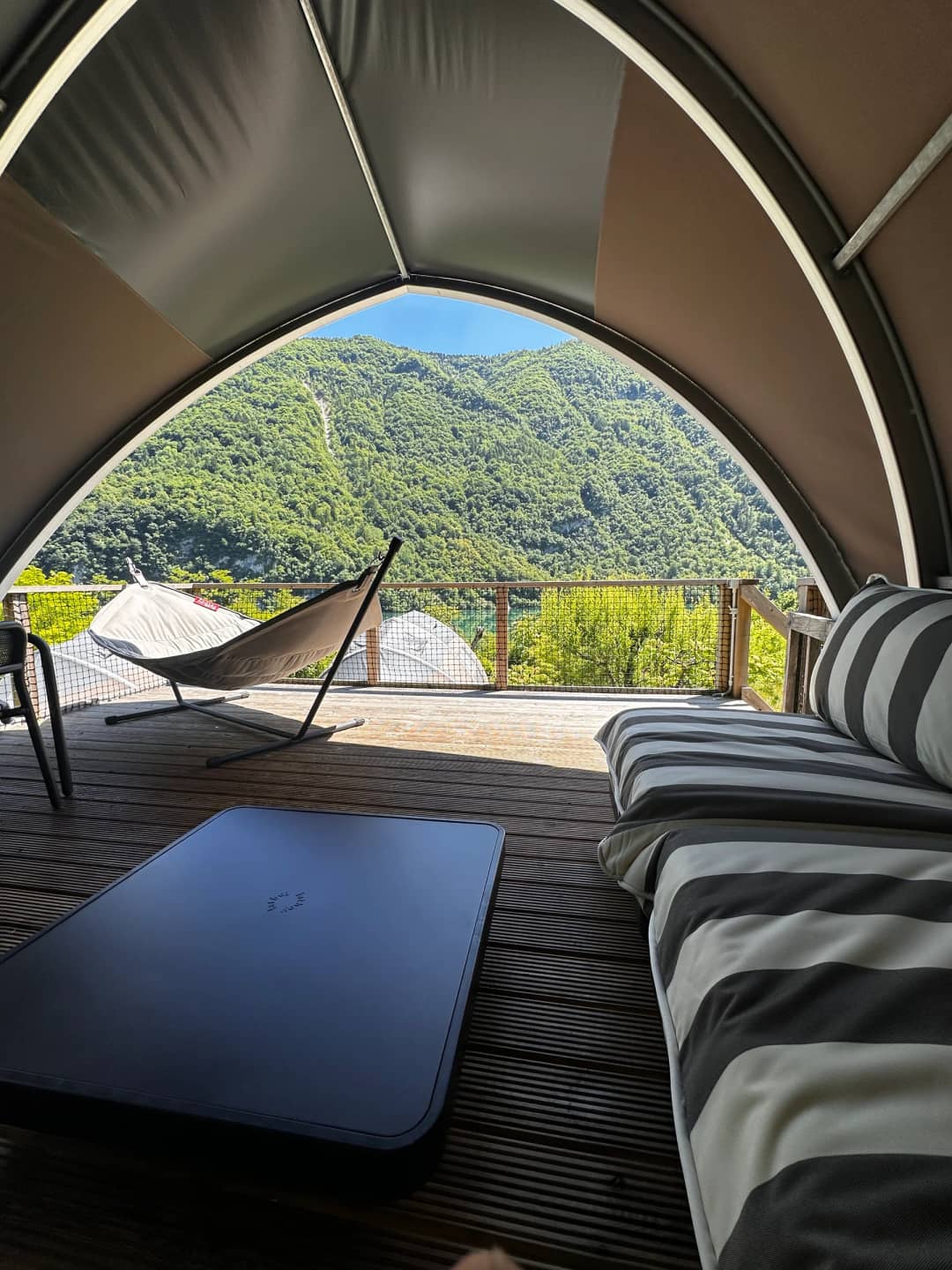 Blick von der Terrasse über das grüne Tal