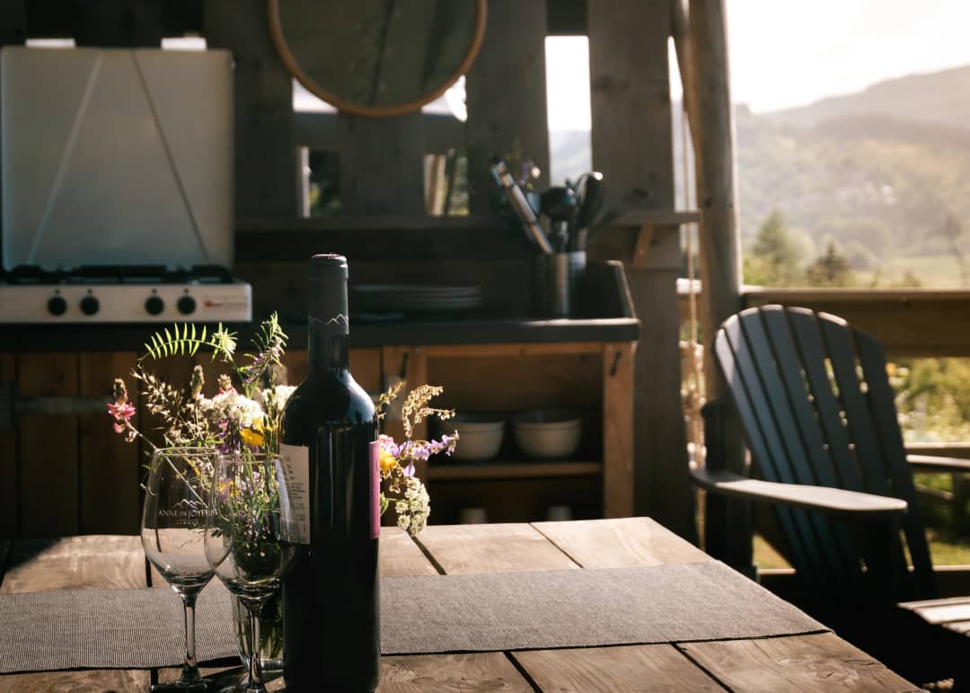 Außenküche und Tisch auf der Terrasse mit Blick auf die Berge
