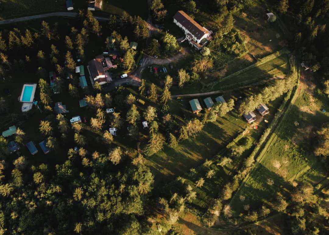 Luftaufnahme vom Campingplatz inmitten der Wälder